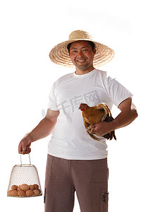 一个农民手拿鸡和鸡蛋