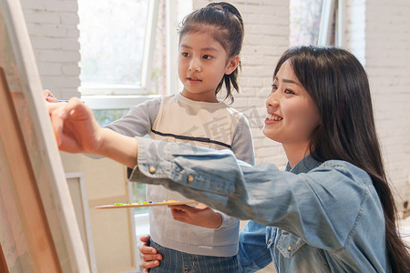 家教老师辅导小学生学习绘画