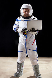 科技成就梦想摄影照片_宇航员用笔记本电脑