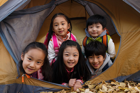 小学生在户外露营