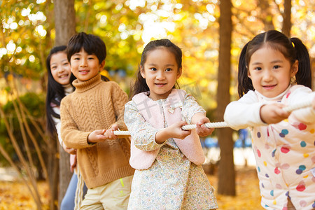 秋天摄影照片_小学生在拔河比赛