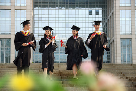 四个身穿学士服的大学生