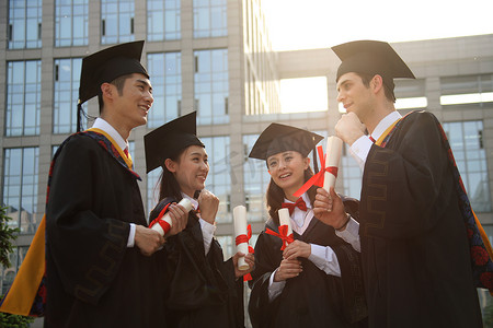 四个身穿学士服的大学生