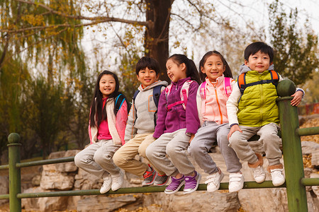 小学生在户外玩耍