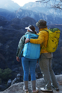 青年登山者伴侣站在山顶俯瞰