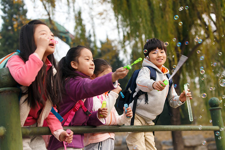 小学生在户外玩耍