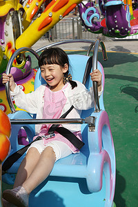 游乐园设施摄影照片_东方儿童在户外玩耍