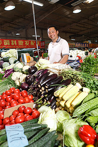 一个菜农在菜市场里卖菜