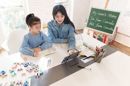 家教老师辅导小学生学习英语