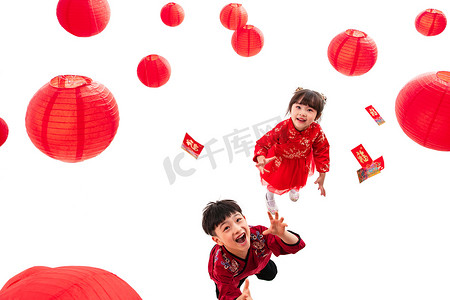 红包新年活动摄影照片_红灯笼下的男孩女孩伸手接红包