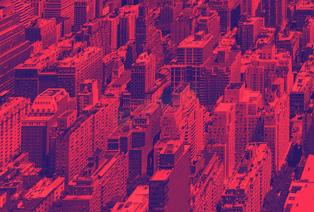 纽约市曼哈顿中城人山人海的大楼俯瞰全景，呈现出五彩缤纷的红色和蓝色配音效果