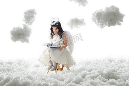 坐在梯子上看书的小天使