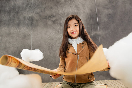 成长地图摄影照片_快乐女孩拿着世界地图