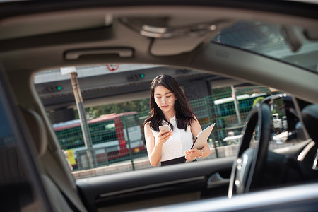 青年女人走向汽车