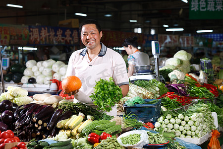 一个菜农在菜市场里卖菜