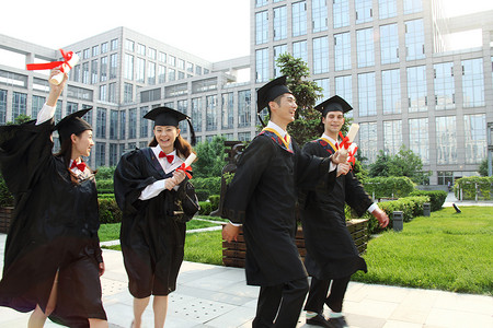 校园美女摄影照片_四个身穿学士服的大学生