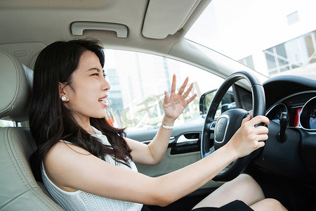 豪华女人摄影照片_驾车生气的青年女人