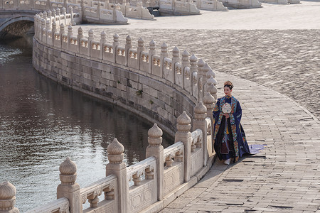 中国古风图片摄影照片_站在护城河边的古装美女