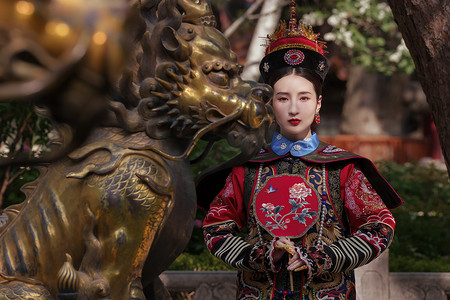 中国古风图片摄影照片_身穿清宫服的青年女人