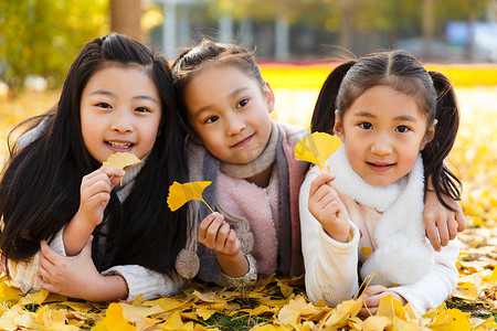 秋天摄影照片_欢乐的小女孩在户外玩耍