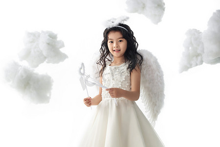 天使装扮的快乐小女孩