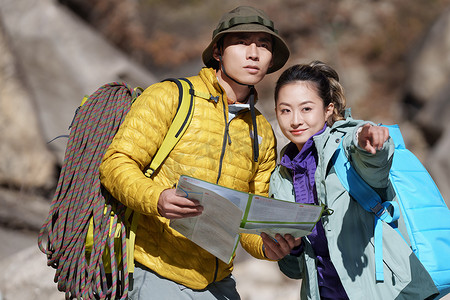 户外旅游的青年伴侣使用地图