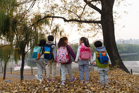 小学生在放学的路上