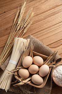 粉面条食品摄影照片_鸡蛋挂面和面粉特写