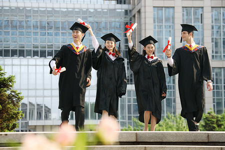 留学生毕业生摄影照片_四个身穿学士服的大学生