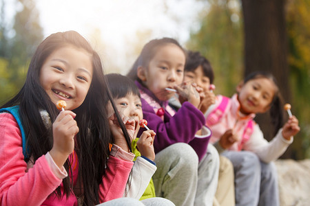 可爱的男孩女孩在户外玩耍