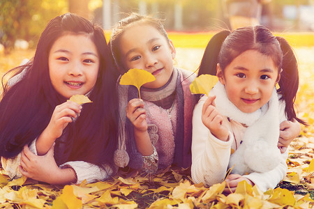 北京银杏摄影照片_欢乐的小女孩在户外玩耍
