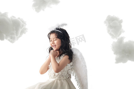 女孩双手摄影照片_快乐的小天使做祈祷