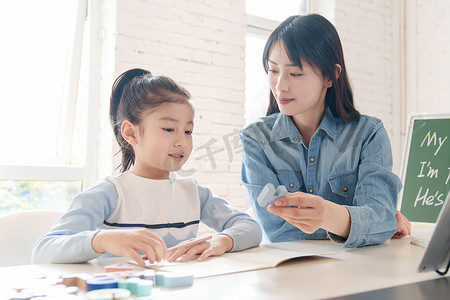 英语天地摄影照片_家教老师辅导小学生学习英语