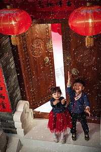 红色新春活动摄影照片_快乐的男孩女孩庆祝新春