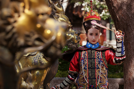 清朝古装摄影照片_身穿清宫服的青年女人