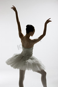 青年女人跳芭蕾舞