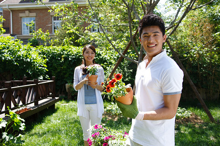 户外观察植物摄影照片_东方夫妇户外种花