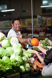 不卖摄影照片_一个菜农在菜市场里卖菜