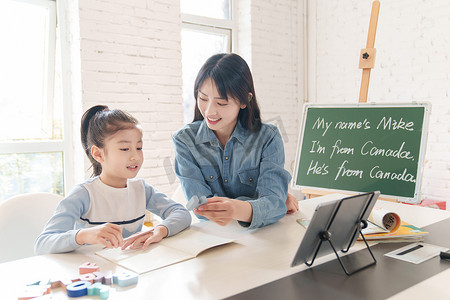 培训班英语摄影照片_家教老师辅导小学生学习英语