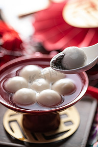 春节传统食物摄影照片_黑芝麻馅的汤圆
