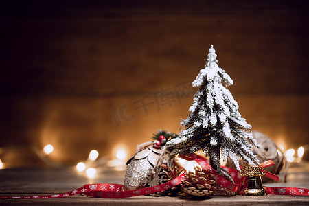 圣诞桌面摄影照片_松树和圣诞装饰物