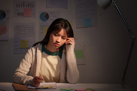 诉说烦恼摄影照片_疲劳的女大学生