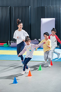 儿童运动健身摄影照片_儿童在教练的指导下进行体能训练