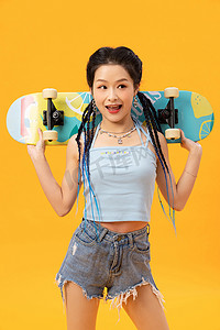 个性年轻女孩拿着滑板
