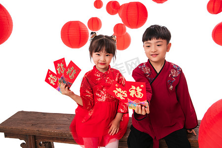 春节男孩女孩摄影照片_开心的男孩女孩拿着红包