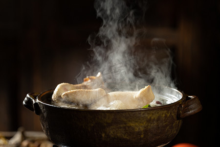 煮砂锅摄影照片_砂锅里的滋补鸡汤