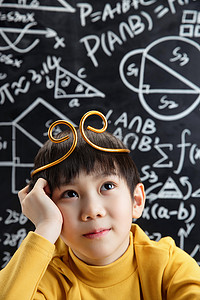 中式民俗画摄影照片_孙悟空造型的小男孩在黑板前思考