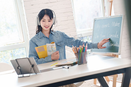 青年女人在线直播教育