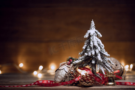 松树和圣诞装饰物