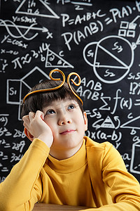 学习知识教育元素摄影照片_孙悟空造型的小男孩坐在黑板前